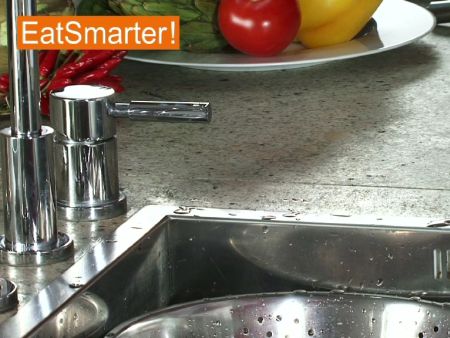 Einen Apfel mit dem Kernausstecher entkernen