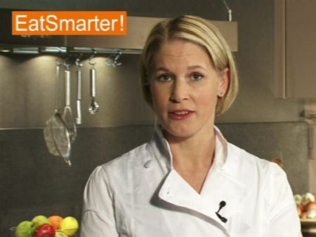 Apfel schälen und klein würfeln