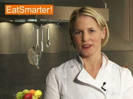 Den Boden einer Artischocke freilegen