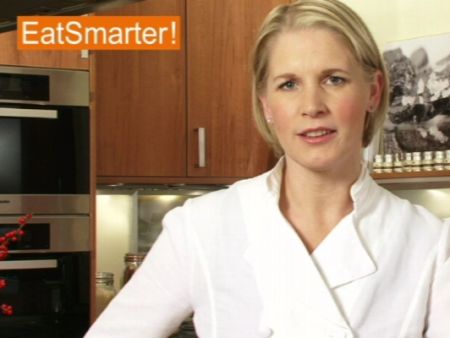 Eine Aubergine in Würfel schneiden