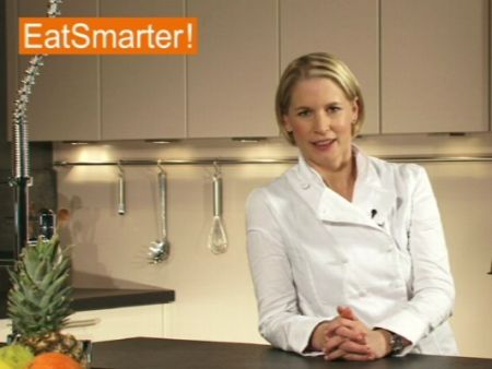 Bananen in schräge Scheiben schneiden