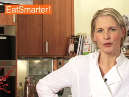 Eine Forelle in ein Bananenblatt hüllen