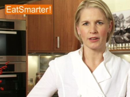 Eine Artischocke zum Kochen vorbereiten