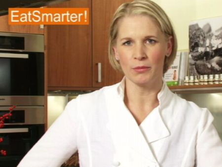 Artischockenboden freilegen und vom Heu befreien