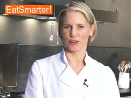 Gebackene Lachsforelle aus einer Salzkruste lösen