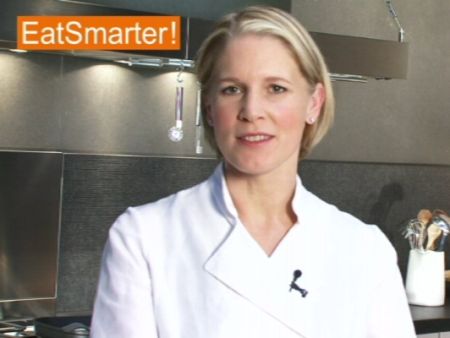 Lachskoteletts in einem Sud garziehen lassen (pochieren)