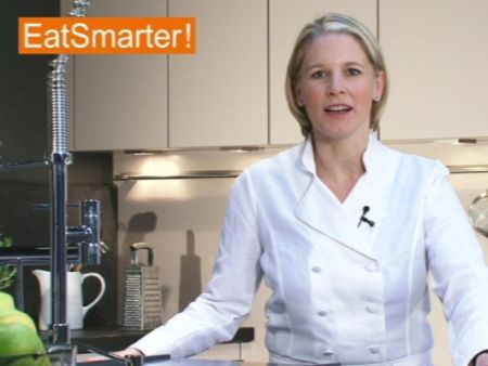 Frische Tintenfischringe in der Pfanne braten