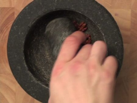 Wie Sie getrocknete Chilischoten am besten fein zerkleinern