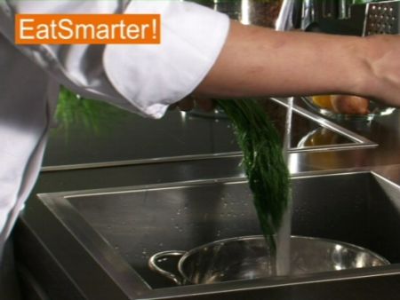 Wie Sie Dill richtig waschen, trockenschütteln und abzupfen