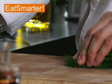 Wie Sie frischen Dill mühelos fein schneiden