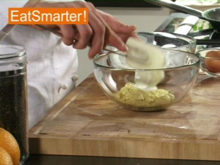 Wie Sie Eischnee richtig unter eine Soufflé-Masse heben