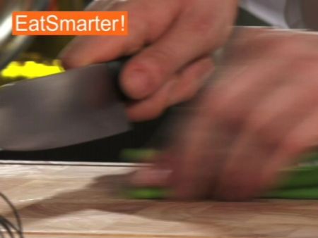 Wie Sie Frühlingszwiebeln am besten fein hacken