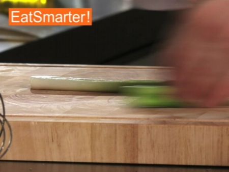 Wie Sie Frühlingszwiebeln blitzschnell in breite Stücke schneiden