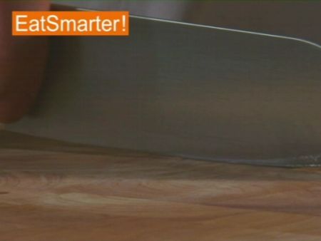 Wie Sie Frühlingszwiebeln ganz einfach in große Stücke schneiden