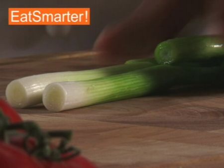 Wie Sie Frühlingszwiebeln gekonnt fein würfeln