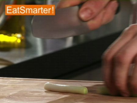 Wie Sie Frühlingszwiebeln geschickt in Streifen schneiden