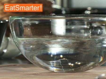 Wie Sie Gelatine richtig in Wasser einweichen