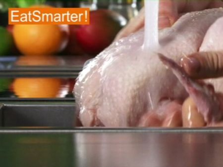 Wie Sie ein ganzes Hähnchen richtig waschen und vorbereiten