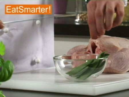 Wie Sie ein ganzes Hähnchen raffiniert mit Salbei würzen