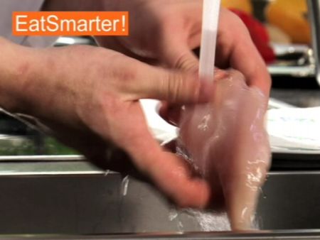 Wie Sie Hähnchenbrustfilet richtig waschen