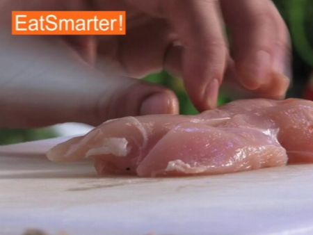 Wie Sie Hähnchenbrustfilet am besten in Streifen schneiden