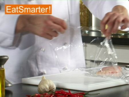 Wie Sie Hähnchenbrustfilet richtig plattieren