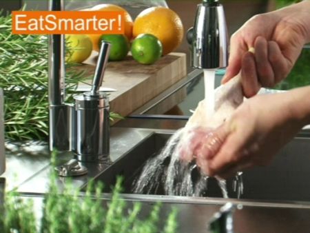 Wie Sie Hähnchenkeulen richtig waschen und würzen