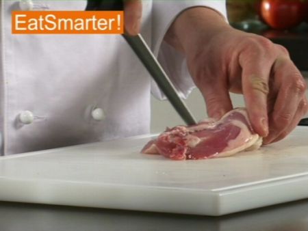 Wie Sie eine Hähnchenkeule geschickt vom Knochen befreien