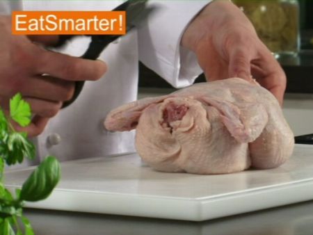 Wie Sie ein Hähnchenrückgrat ganz einfach entfernen