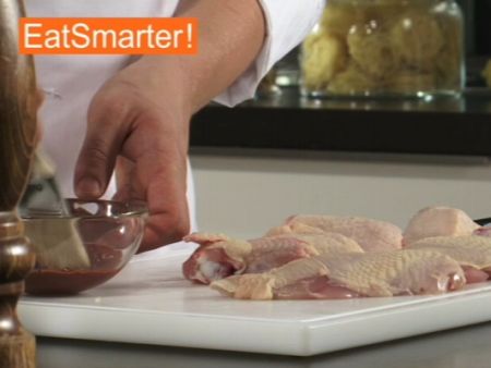 Wie Sie Hähnchenteile am besten mit Marinade bestreichen
