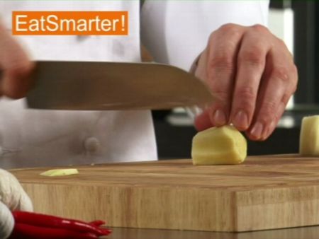 Wie Sie Ingwer geschickt in Streifen schneiden