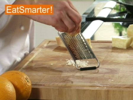 Wie Sie Parmesan oder Pecorino ganz einfach fein reiben