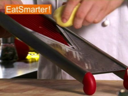 Wie Sie rohe Kartoffeln am besten in feine Scheiben hobeln