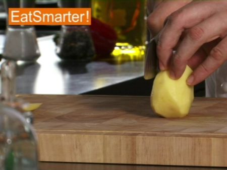 Wie Sie rohe Kartoffeln am besten in Stifte schneiden