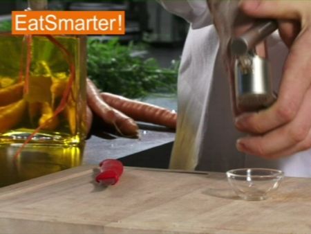 Wie Sie Knoblauch kinderleicht durch eine Presse drücken