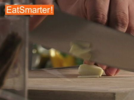 Wie Sie Knoblauch gekonnt mit dem Messer fein hacken