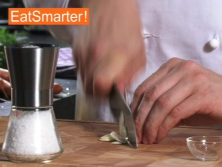 Wie Sie Knoblauch und Salz raffiniert zur Paste zerdrücken