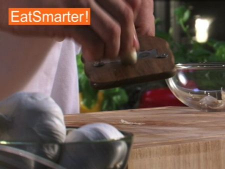 Wie Sie Knoblauch blitzschnell in feine Scheiben hobeln