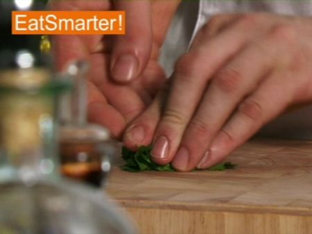 Wie Sie Korianderblätter mühelos hacken