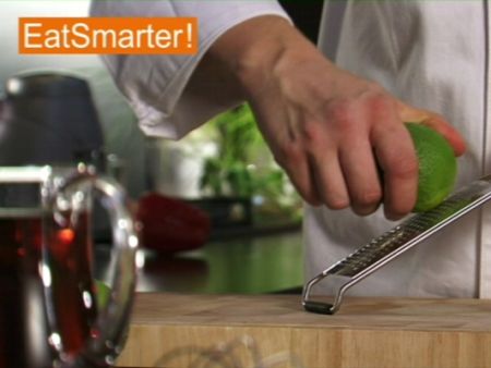 Wie Sie eine Limette optimal abreiben und auspressen