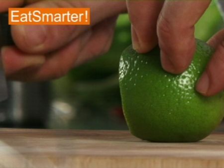 Wie Sie eine ungeschälte Limette am besten in Scheiben schneiden