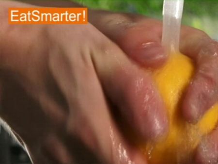 Wie Sie Orangen kinderleicht waschen und trockenreiben