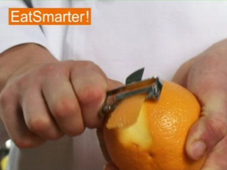 Wie Sie Orangenschale gekonnt in feine Streifen schneiden
