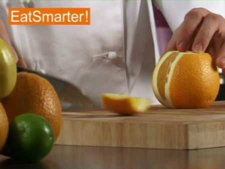 Wie Sie eine Orange richtig schälen und in Scheiben schneiden