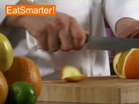 Wie Sie eine Orange am besten in große Würfel schneiden