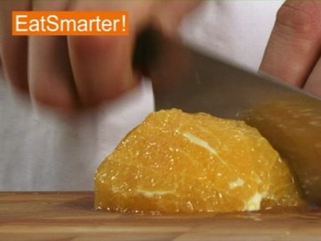 Wie Sie eine Orange richtig in Scheiben schneiden und grob hacken