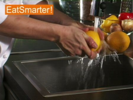 Wie Sie eine Orange richtig waschen und in Scheiben schneiden