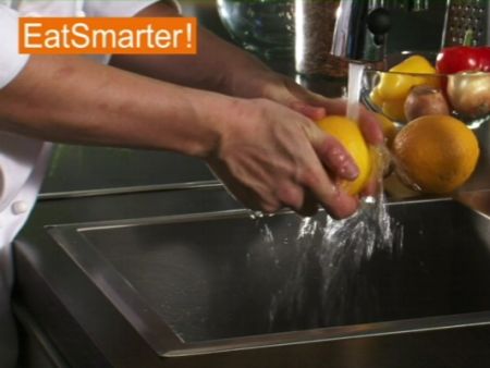 Wie Sie Orangen geschickt dünn schälen