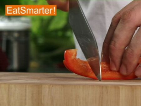 Wie Sie Paprikaschoten im Handumdrehen in grobe Stücke schneiden