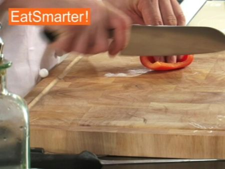 Wie Sie Paprikaschoten geschickt in sehr feine Würfel schneiden